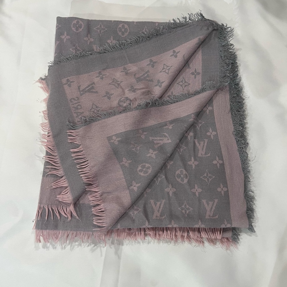 Louis Vuitton monogram shawl in soft grey and blush pink tones - Picture 9 of 15